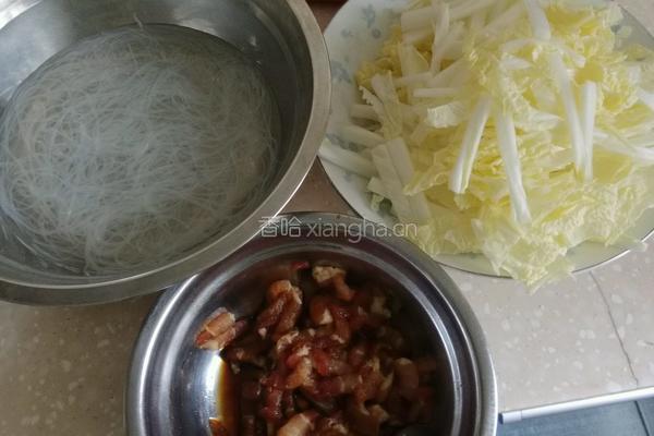 肉丝白菜炒粉丝的做法图解1