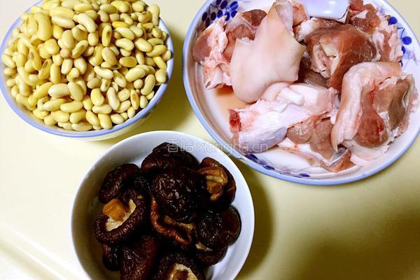 香菇黄豆大骨汤的做法图解1