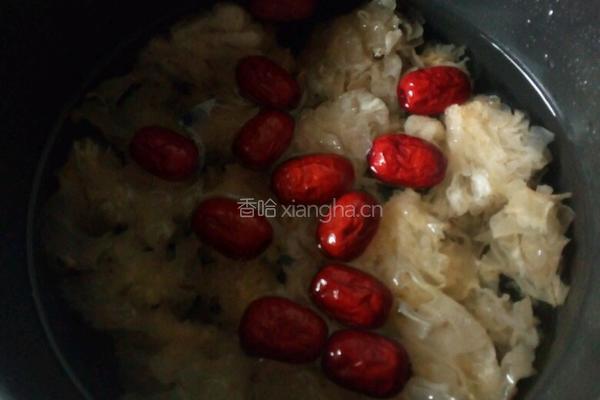 银耳红枣桂圆汤的做法图解4