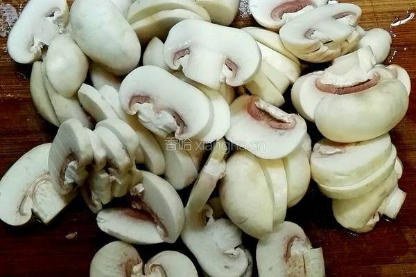 蘑菇炒肉的做法图解1