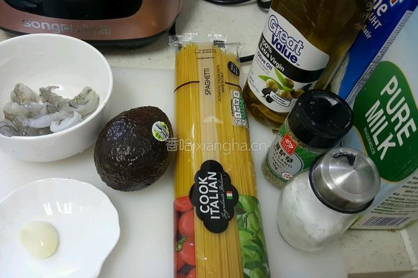 牛油果奶油鲜虾意面的做法图解1