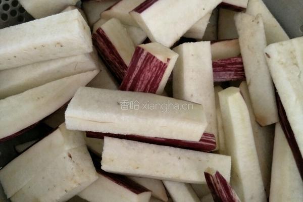梅干菜炒茄子的做法图解1