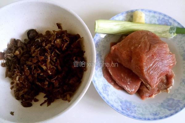 牛肉蘑菇馅饺子的做法图解3