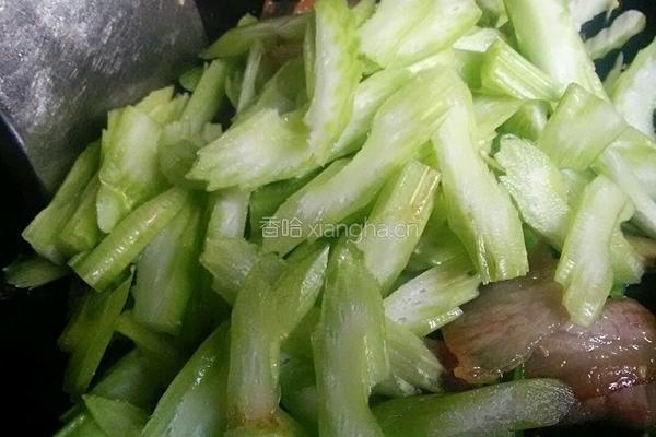 西芹炒腊肉的做法图解7