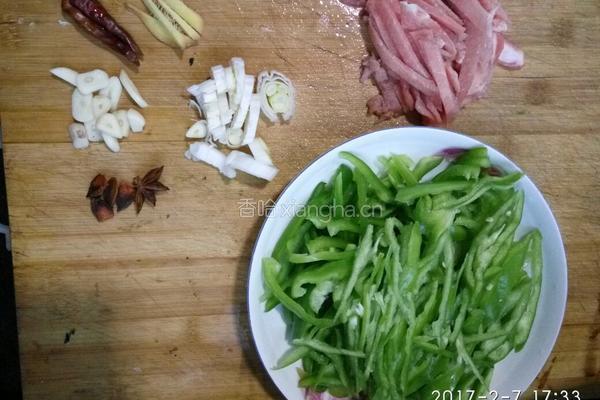 青椒炒肉丝的做法图解2