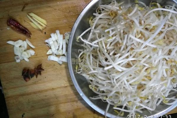 醋溜豆芽的做法图解1