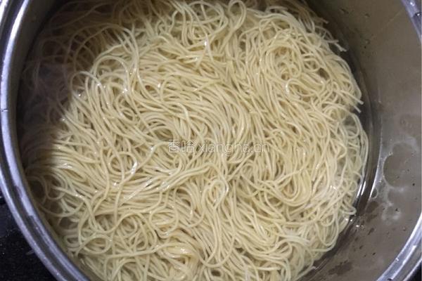 素炒虾子面的做法图解3