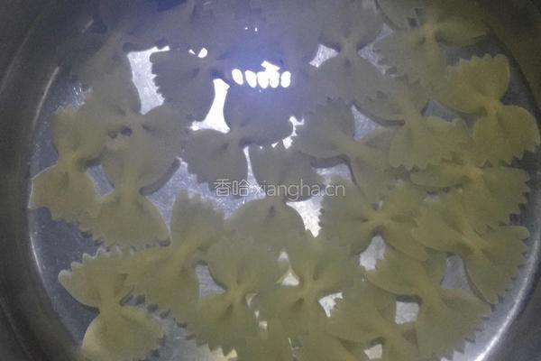 虾仁香肠蝴蝶意面的做法图解1
