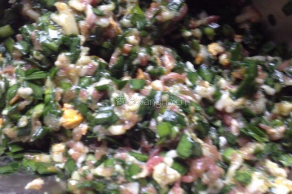 鲜虾肉饺、韭菜饺的做法图解2