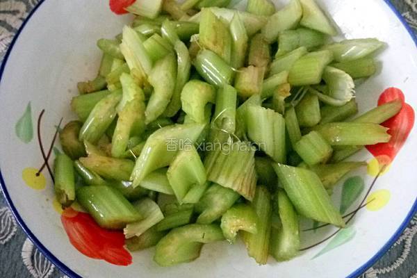 凉拌芹菜的做法图解4