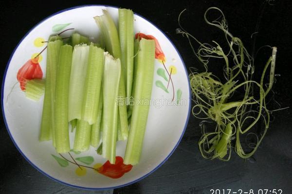 凉拌芹菜的做法图解1