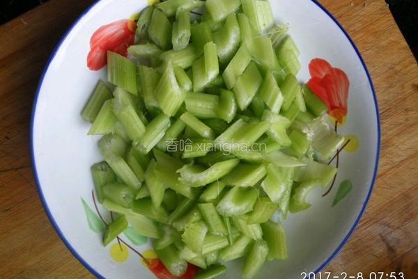 凉拌芹菜的做法图解2
