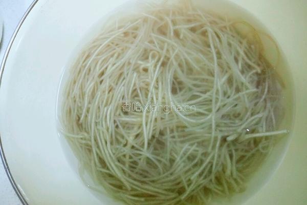 白菜炖粉条的做法图解1