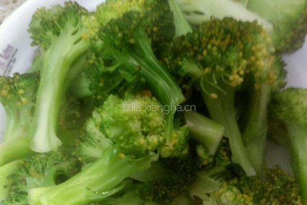 蒜香西兰花的做法图解1
