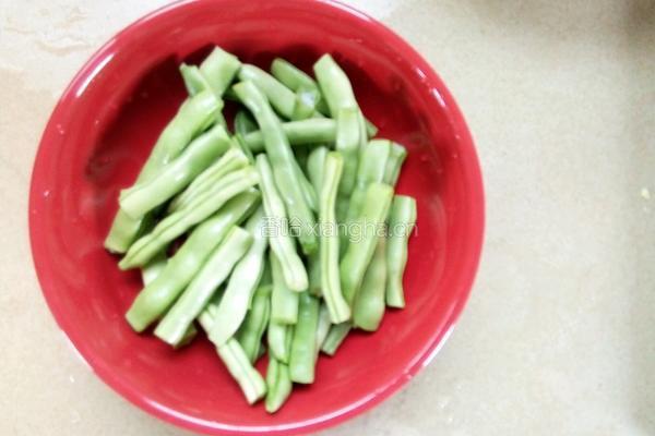 豆角炒肉片的做法图解1