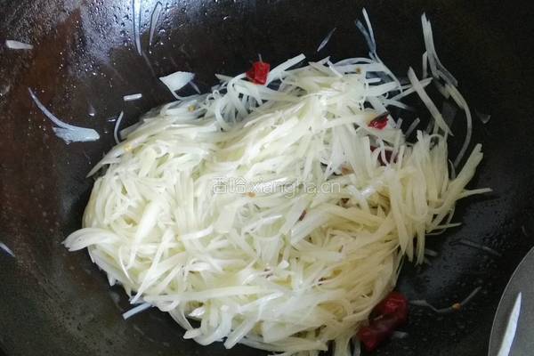 白酒炝马铃薯丝儿的做法图解7