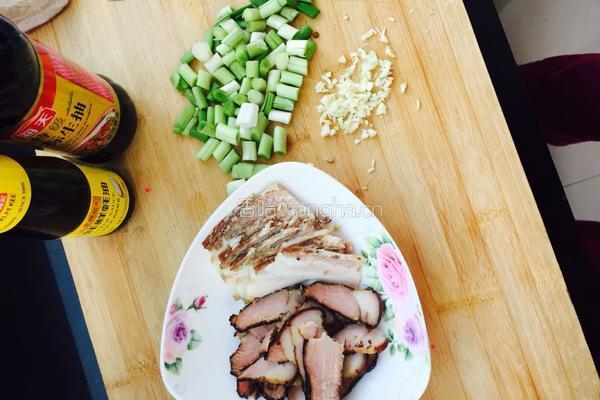 腊肉炒蒜苗的做法图解2