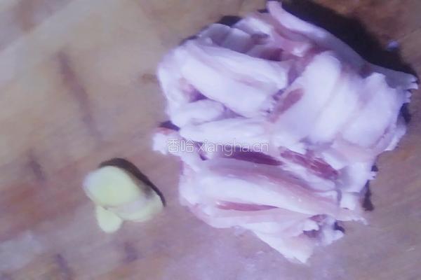猪肉酸菜炖粉条的做法图解1