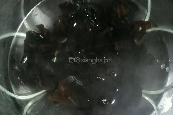 洋葱木耳炒鸡蛋的做法图解1