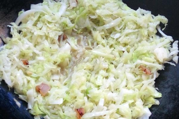 腐乳腊肉椰菜丝的做法图解5