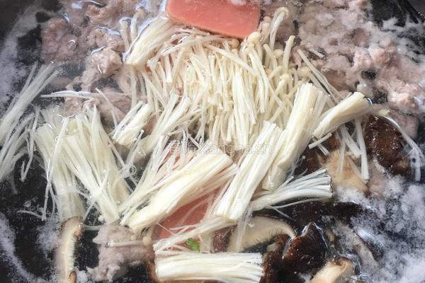 菌菇汆肉汤的做法图解5