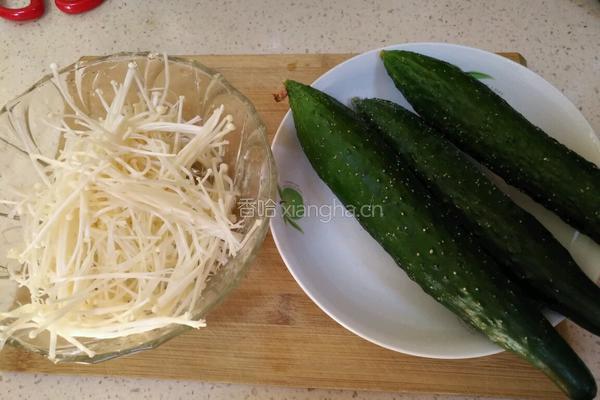黄瓜拌金针菇的做法图解1