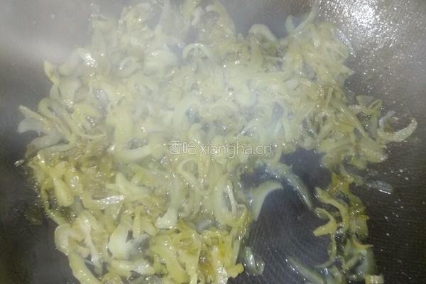 瘦肉炒酸菜的做法图解2