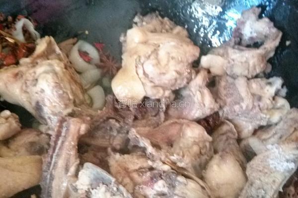 酸菜炖鸡架的做法图解4
