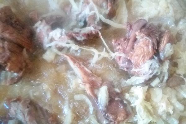 酸菜炖鸡架的做法图解7