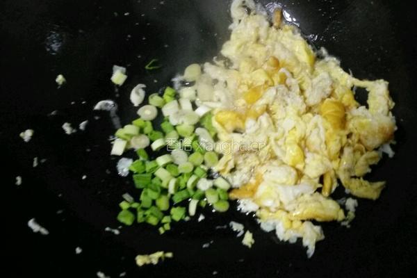 蒜苗鸡蛋炒米的做法图解8