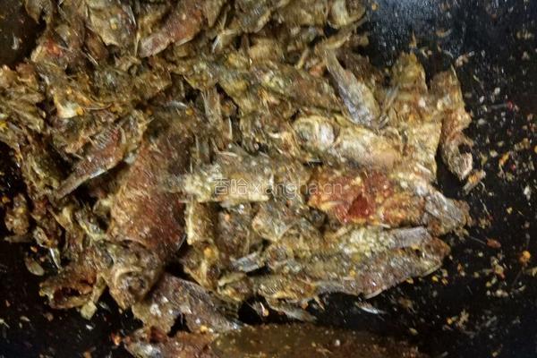 麻辣烤肉味小鱼的做法图解3