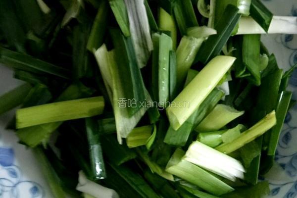 蒜苗炒肉的做法图解2