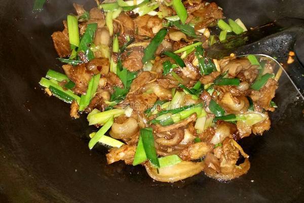 蒜苗炒肉的做法图解8