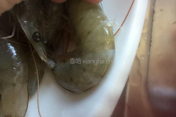 西芹腰果虾仁的做法图解2