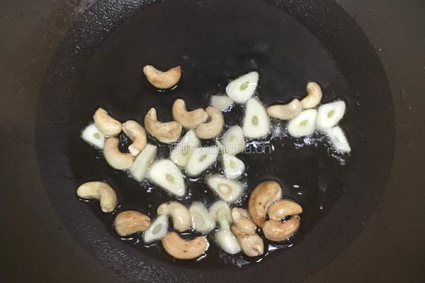 西芹腰果虾仁的做法图解6