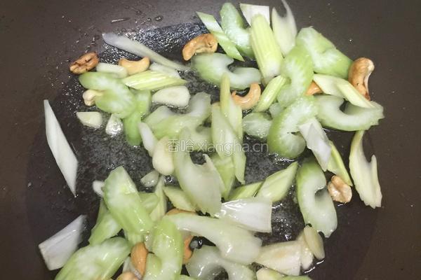 西芹腰果虾仁的做法图解7