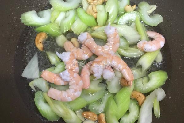 西芹腰果虾仁的做法图解8