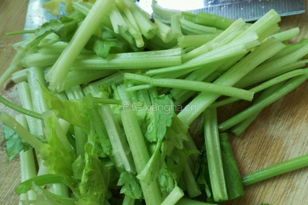 芹菜拌木耳的做法图解2