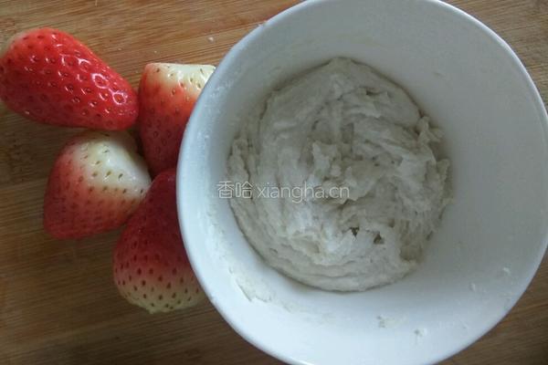 糯米草莓果的做法图解2