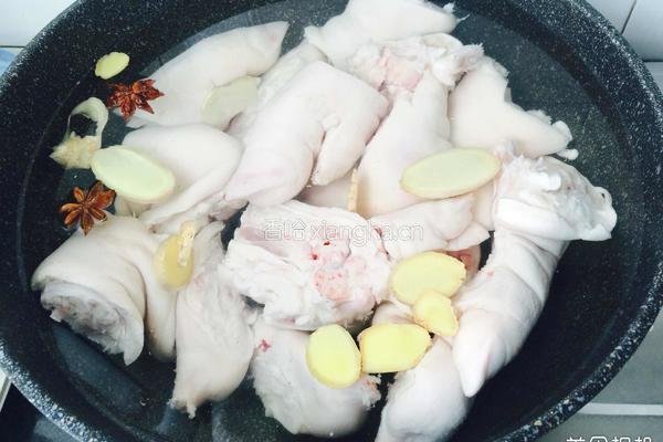 滑滑嫩嫩猪蹄奶白汤的做法图解1