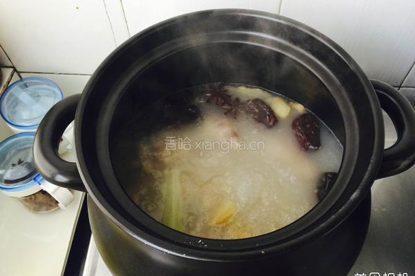 滑滑嫩嫩猪蹄奶白汤的做法图解5