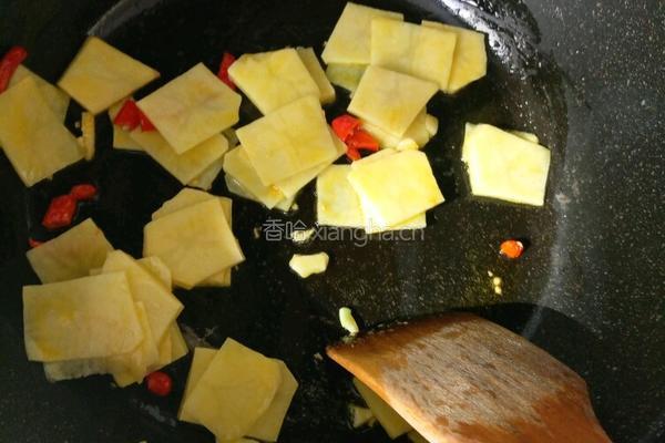 土豆木耳炖白菜的做法图解2