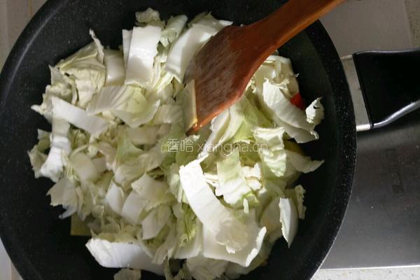 土豆木耳炖白菜的做法图解3