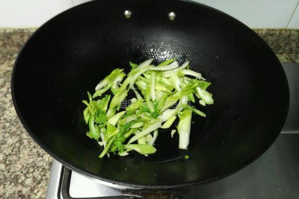 芹菜炒鱿鱼干的做法图解3