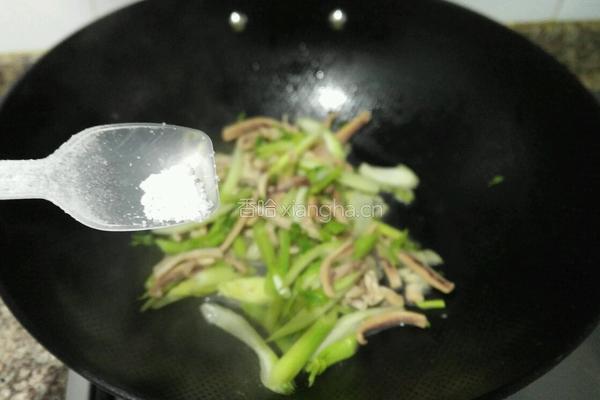 芹菜炒鱿鱼干的做法图解6