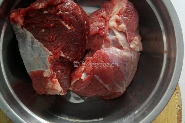 孜然牛肉墨鱼花的做法图解1