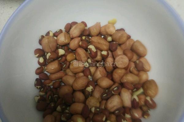 小米江豆花生米粥的做法图解3