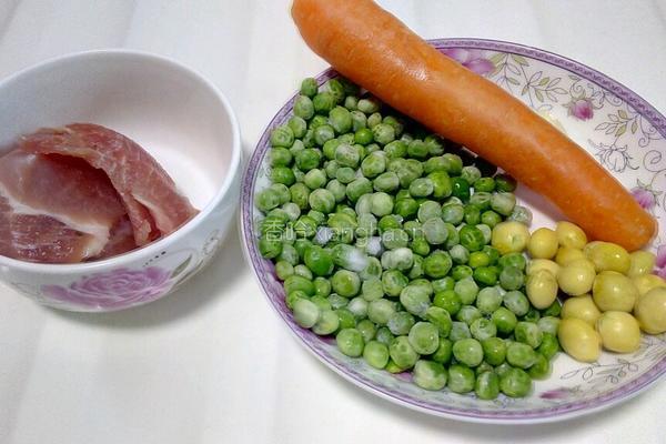 豌豆白果炒肉丁的做法图解1