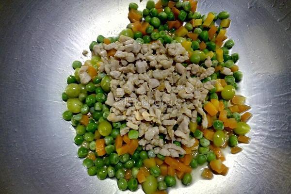 豌豆白果炒肉丁的做法图解10
