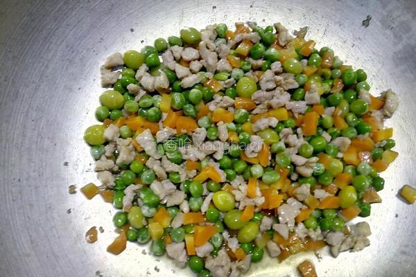 豌豆白果炒肉丁的做法图解11
